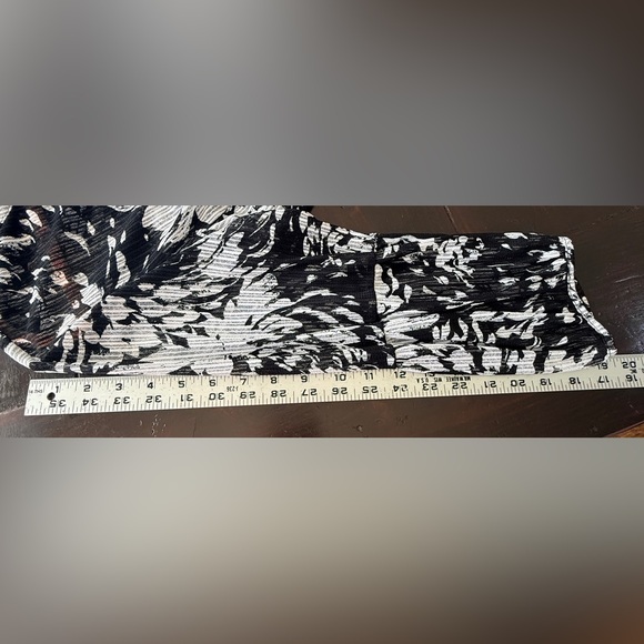 Jennifer Moore Collection black & White
floral Blouse High Wired Collar |
Sz L - Picture 9 of 10